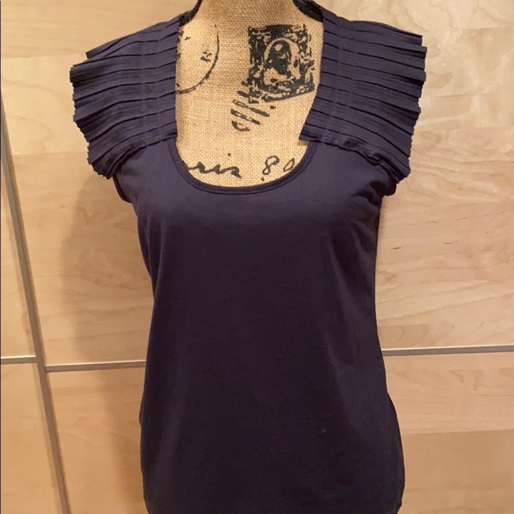 Sleeveless Gray shirt